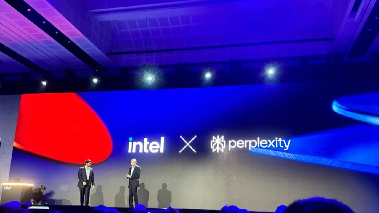 Durante la apertura de Computex 2026 en Taipéi, Intel y la startup de búsqueda basada en IA Perplexity protagonizaron una de las demostraciones más relevantes del evento al presentar un sistema de inferencia híbrida que permite distribuir dinámicamente las tareas de inteligencia artificial entre el dispositivo del usuario y la nube. La iniciativa fue presentada por el CEO de Intel, Lip-Bu Tan, junto al CEO de Perplexity, Aravind Srinivas.
