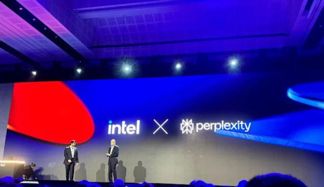 Durante la apertura de Computex 2026 en Taipéi, Intel y la startup de búsqueda basada en IA Perplexity protagonizaron una de las demostraciones más relevantes del evento al presentar un sistema de inferencia híbrida que permite distribuir dinámicamente las tareas de inteligencia artificial entre el dispositivo del usuario y la nube. La iniciativa fue presentada por el CEO de Intel, Lip-Bu Tan, junto al CEO de Perplexity, Aravind Srinivas.