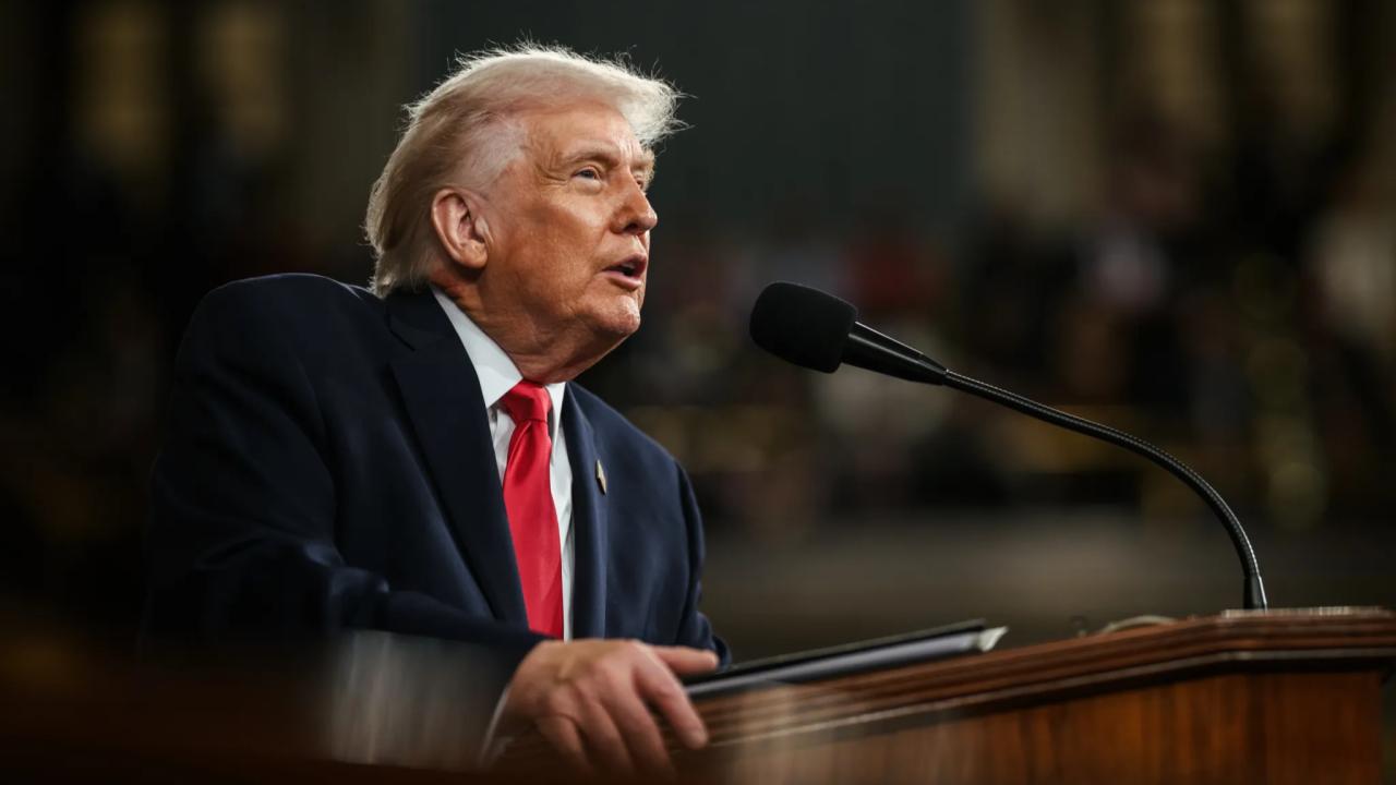 La administración del presidente Donald Trump anunció una nueva Orden Ejecutiva que busca fortalecer el liderazgo de Estados Unidos en inteligencia artificial combinando dos objetivos que hasta hace poco parecían difíciles de equilibrar: acelerar la innovación tecnológica y reforzar la seguridad nacional. La iniciativa representa una señal clara de respaldo al ecosistema de IA estadounidense en momentos en que la competencia con China se intensifica y las capacidades de los modelos avanzados crecen a un ritmo sin precedentes.