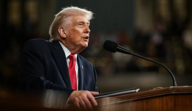 La administración del presidente Donald Trump anunció una nueva Orden Ejecutiva que busca fortalecer el liderazgo de Estados Unidos en inteligencia artificial combinando dos objetivos que hasta hace poco parecían difíciles de equilibrar: acelerar la innovación tecnológica y reforzar la seguridad nacional. La iniciativa representa una señal clara de respaldo al ecosistema de IA estadounidense en momentos en que la competencia con China se intensifica y las capacidades de los modelos avanzados crecen a un ritmo sin precedentes.