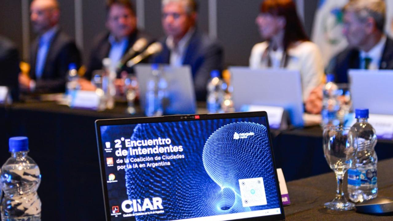 El Segundo Encuentro de la Coalición de Ciudades por la Inteligencia Artificial en Argentina (CIIAR), realizado en la ciudad de Neuquén, reafirmó el compromiso de los municipios en avanzar hacia la transformación digital del sector público y consolidar un ecosistema de innovación colaborativa. 
