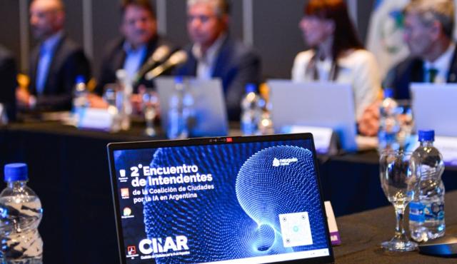 El Segundo Encuentro de la Coalición de Ciudades por la Inteligencia Artificial en Argentina (CIIAR), realizado en la ciudad de Neuquén, reafirmó el compromiso de los municipios en avanzar hacia la transformación digital del sector público y consolidar un ecosistema de innovación colaborativa. 
