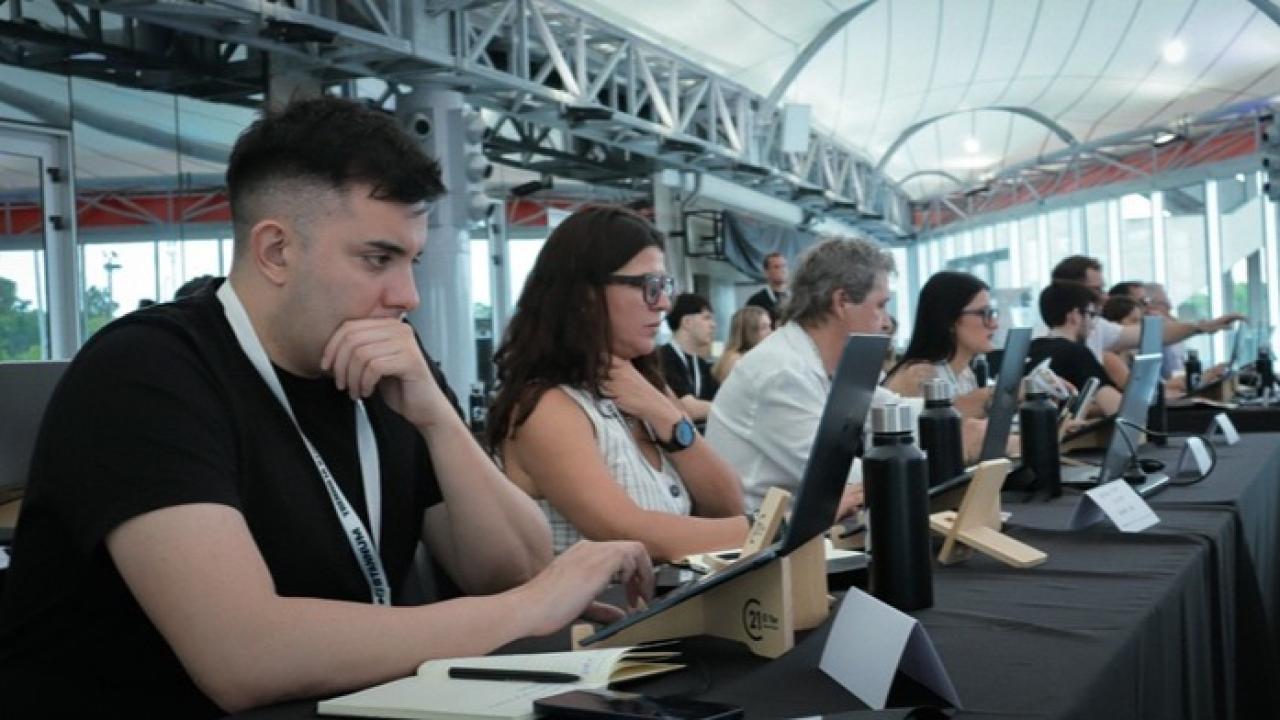 La Inteligencia Artificial empieza a ocupar un lugar cada vez más importante en los programas de empleabilidad. En América Latina, las plataformas de educación digital ya no solo enseñan habilidades técnicas: también buscan preparar a los candidatos para competir en procesos de selección cada vez más automatizados.