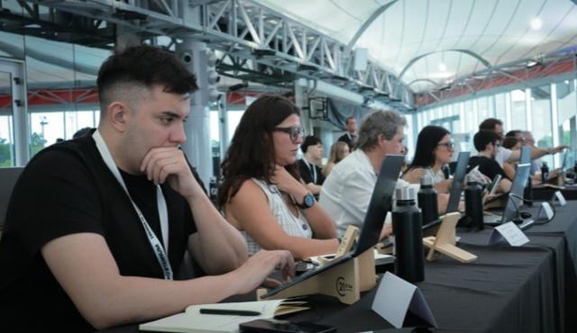 La Inteligencia Artificial empieza a ocupar un lugar cada vez más importante en los programas de empleabilidad. En América Latina, las plataformas de educación digital ya no solo enseñan habilidades técnicas: también buscan preparar a los candidatos para competir en procesos de selección cada vez más automatizados.