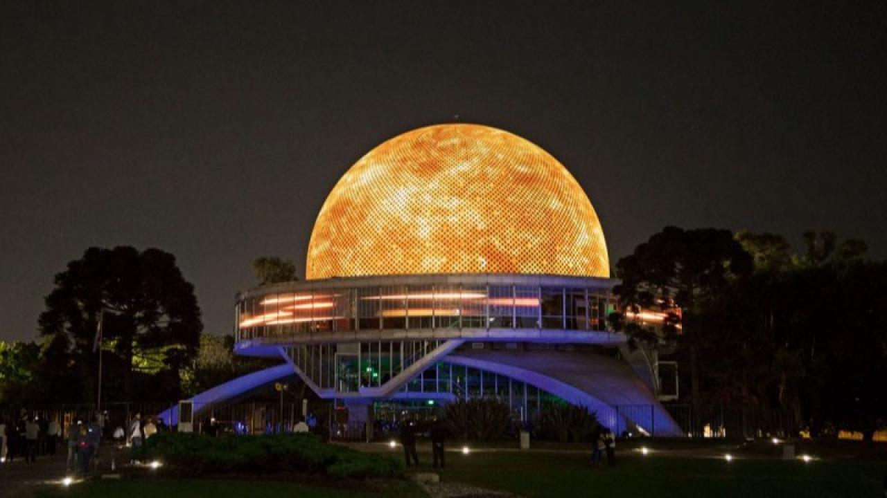 Fardo y Paisanos presentan una premiación pensada para reconocer a startups, builders y equipos que desarrollan tecnología real desde Argentina. La convocatoria abre en junio y la primera edición será el 26 de noviembre de 2026 en el Planetario de Buenos Aires.