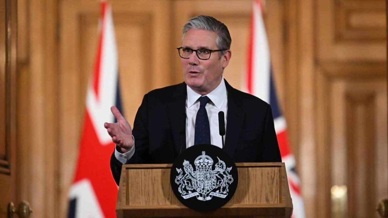 El primer ministro británico, Keir Starmer, anunció que el Reino Unido avanzará con una prohibición para que los menores de 16 años usen redes sociales. La medida apunta contra plataformas como TikTok, Instagram, Snapchat, Facebook, X y YouTube, y busca enfrentar uno de los debates más sensibles de la era digital: qué responsabilidad tienen los Estados y las grandes tecnológicas sobre la salud mental, la seguridad y la vida cotidiana de niños y adolescentes.