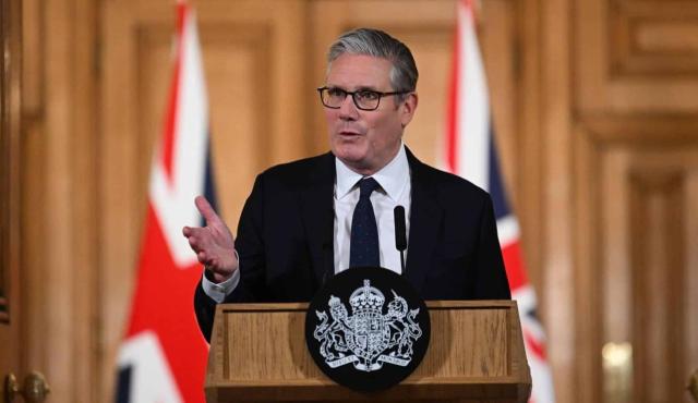 El primer ministro británico, Keir Starmer, anunció que el Reino Unido avanzará con una prohibición para que los menores de 16 años usen redes sociales. La medida apunta contra plataformas como TikTok, Instagram, Snapchat, Facebook, X y YouTube, y busca enfrentar uno de los debates más sensibles de la era digital: qué responsabilidad tienen los Estados y las grandes tecnológicas sobre la salud mental, la seguridad y la vida cotidiana de niños y adolescentes.