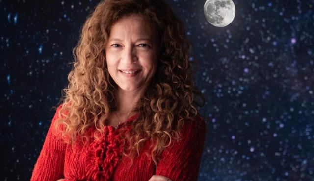 Amina Helmi, nacida en Bahía Blanca y formada en la Universidad Nacional de La Plata, fue distinguida con uno de los premios más prestigiosos de la astrofísica por sus investigaciones sobre la historia de nuestra galaxia. Sus trabajos ayudaron a demostrar que la Vía Láctea no se formó de manera aislada, sino a partir de antiguas colisiones y fusiones con galaxias más pequeñas.