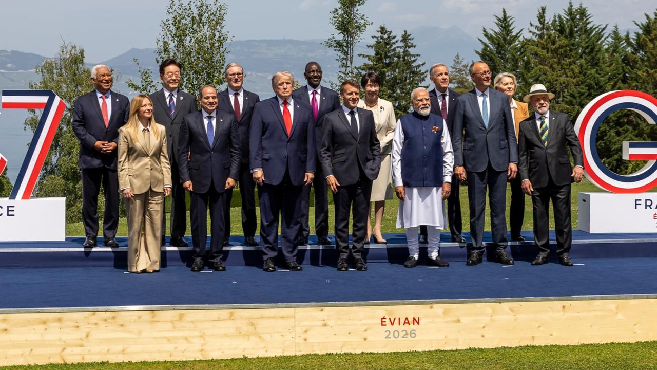En el cierre de la cumbre del G7, realizada en Évian, Francia el 17 de junio de 2026, la Inteligencia Artificial ocupó un lugar central durante un almuerzo de trabajo que reunió a los jefes de Estado de las principales economías desarrolladas con los CEOs de las empresas más influyentes del sector. El eje del encuentro fue “Garantizar un despliegue seguro, rápido y eficaz de la inteligencia artificial”, en un contexto marcado por crecientes tensiones geopolíticas y por el debate sobre el acceso a los modelos de IA más avanzados.