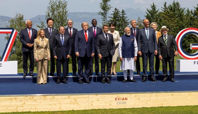 En el cierre de la cumbre del G7, realizada en Évian, Francia el 17 de junio de 2026, la Inteligencia Artificial ocupó un lugar central durante un almuerzo de trabajo que reunió a los jefes de Estado de las principales economías desarrolladas con los CEOs de las empresas más influyentes del sector. El eje del encuentro fue “Garantizar un despliegue seguro, rápido y eficaz de la inteligencia artificial”, en un contexto marcado por crecientes tensiones geopolíticas y por el debate sobre el acceso a los modelos de IA más avanzados.