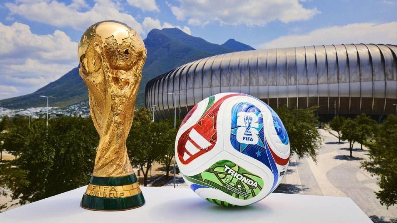 Durante más de un siglo, la pelota fue probablemente el único elemento del fútbol que permaneció prácticamente intacto. Cambiaron los estadios. Cambiaron las transmisiones. Cambiaron las tácticas. Cambiaron las reglas. Pero una pelota seguía siendo, esencialmente, una pelota. Hasta hace muy poco.