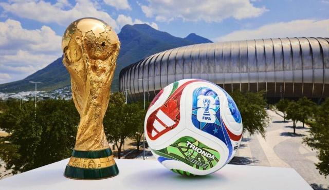 Durante más de un siglo, la pelota fue probablemente el único elemento del fútbol que permaneció prácticamente intacto. Cambiaron los estadios. Cambiaron las transmisiones. Cambiaron las tácticas. Cambiaron las reglas. Pero una pelota seguía siendo, esencialmente, una pelota. Hasta hace muy poco.