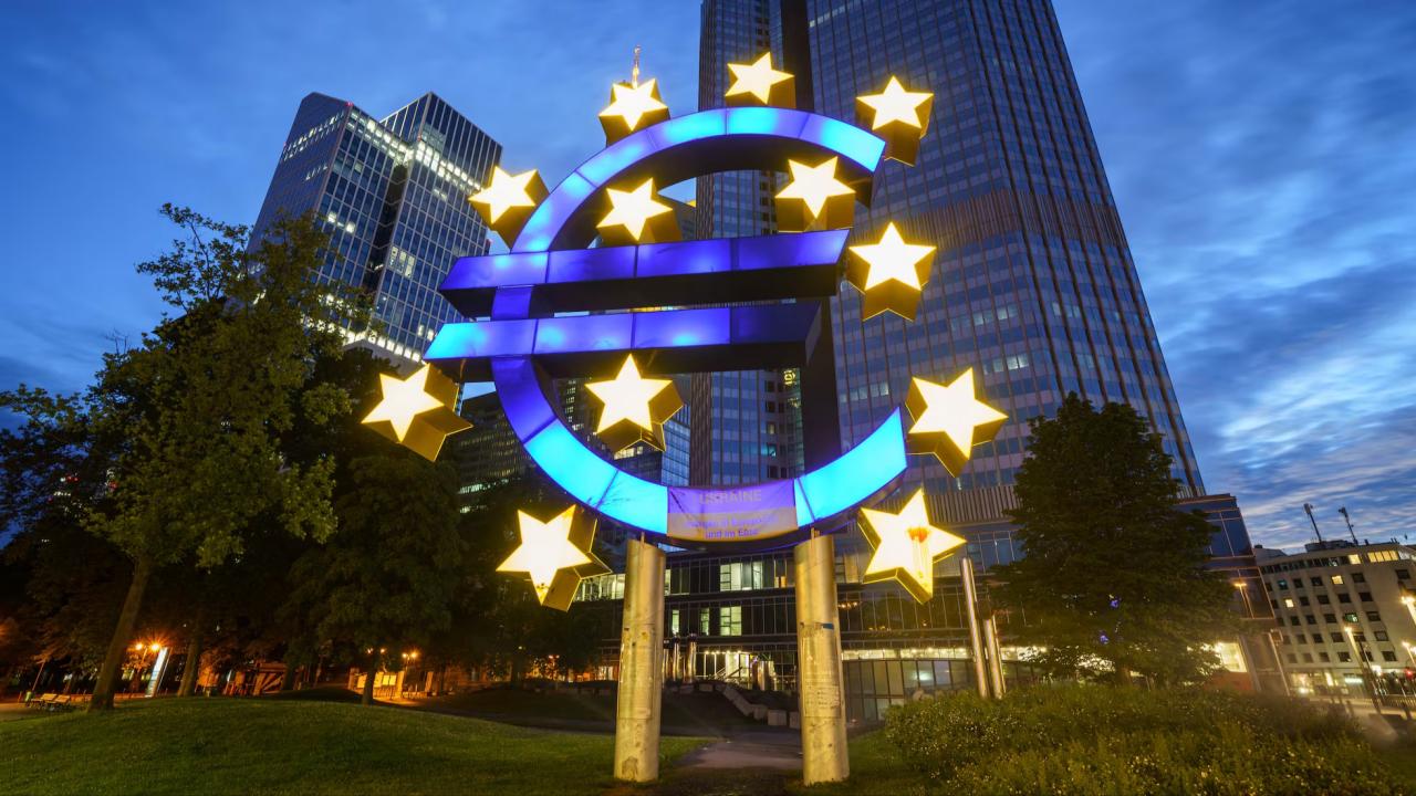 El proyecto del euro digital volvió a avanzar en la Unión Europea, pero con una aclaración central: no se trata de una criptomoneda descentralizada ni de una stablecoin estatal. Según el Banco Central Europeo, el euro digital sería una nueva forma de dinero público, emitido por el BCE y los bancos centrales nacionales de la eurozona, con el mismo valor que el euro en efectivo.