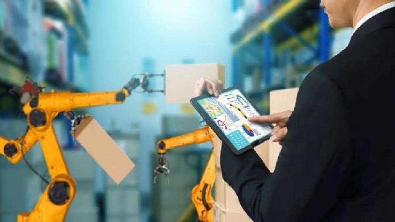 Un informe de la Universidad Siglo 21 revela una paradoja clave del mercado laboral: mientras crece la adopción de inteligencia artificial, la mayoría de las compañías aún no tiene una estrategia clara para integrar humanos y máquinas. Oportunidad y desafío para PyMEs y profesionales.
