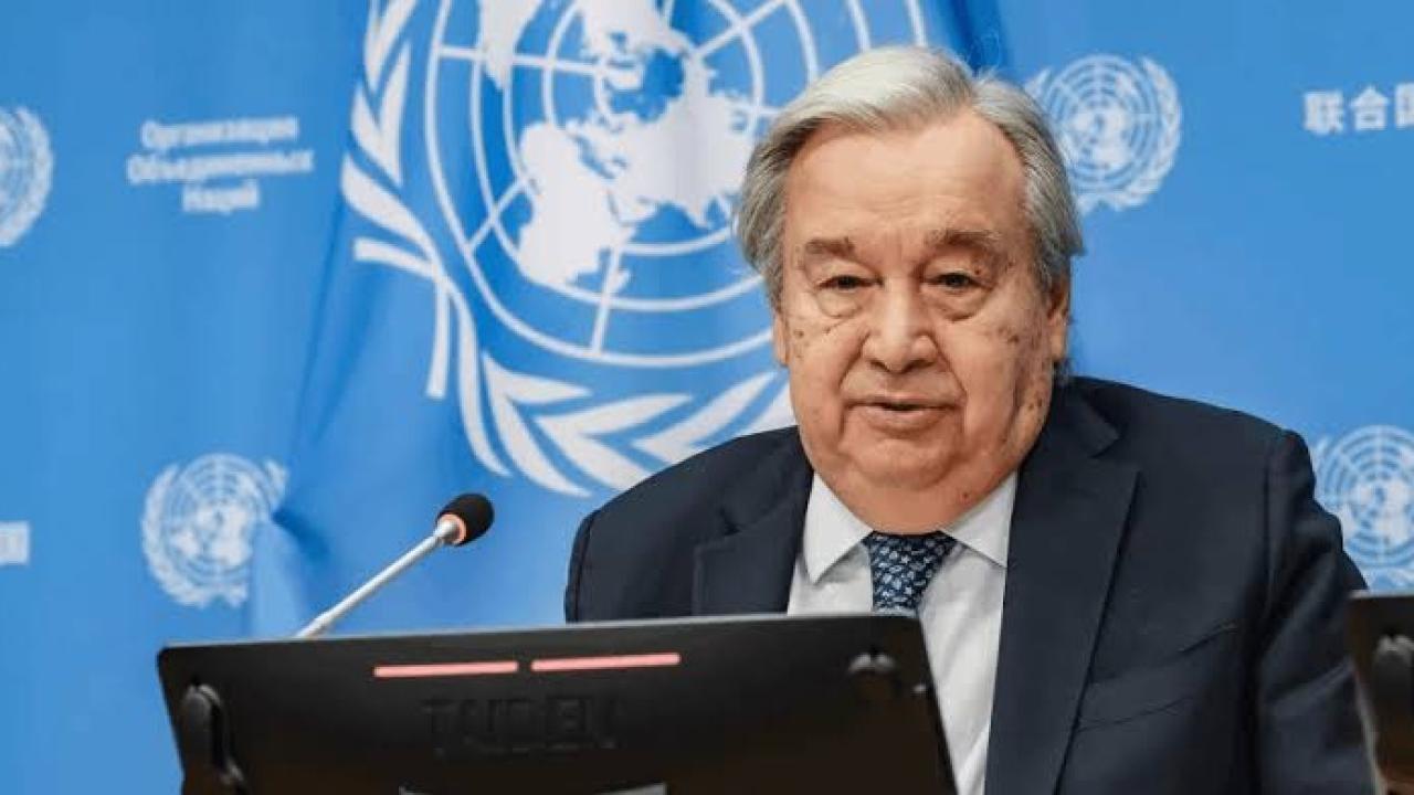 El secretario general de Naciones Unidas, António Guterres, reclamó una regulación global para la inteligencia artificial y advirtió que la tecnología "avanza más rápido que los marcos globales de gobernanza", lo que reduce la capacidad de los Estados para incidir sobre su desarrollo. 