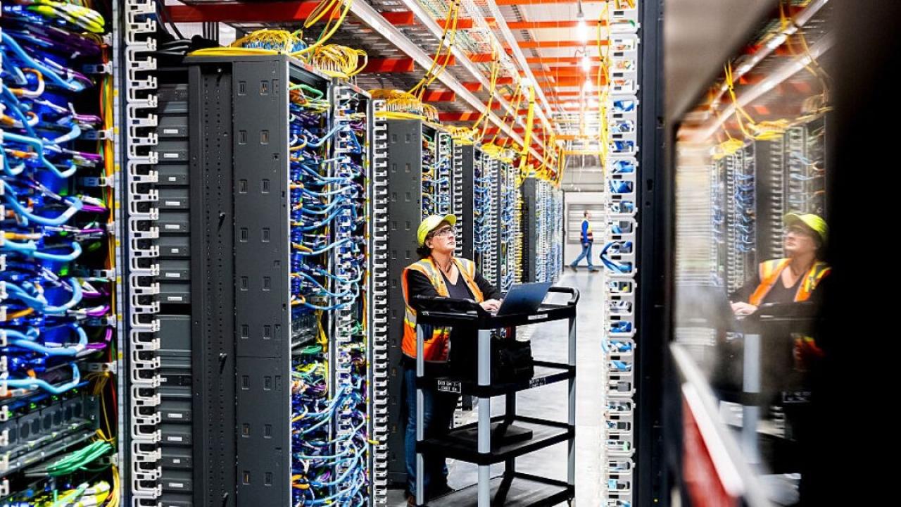 Mientras la industria tecnológica concentra su atención en los procesadores avanzados y la escasez de memoria para inteligencia artificial, un nuevo desafío comienza a tomar protagonismo: la infraestructura de fibra óptica que conecta los miles de chips que trabajan en conjunto dentro de los centros de datos.
