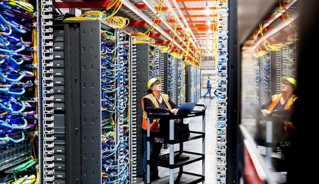 Mientras la industria tecnológica concentra su atención en los procesadores avanzados y la escasez de memoria para inteligencia artificial, un nuevo desafío comienza a tomar protagonismo: la infraestructura de fibra óptica que conecta los miles de chips que trabajan en conjunto dentro de los centros de datos.