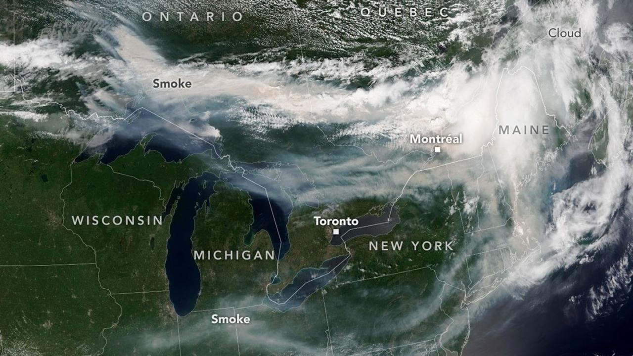 El humo proveniente de los incendios forestales de Canadá puso bajo alerta a Nueva York justo en la semana de la final del Mundial entre Argentina y España. Aunque los pronósticos indican que las condiciones mejorarán antes del domingo gracias a un frente frío y a las lluvias previstas para el sábado, las autoridades estadounidenses monitorean la situación minuto a minuto para garantizar que la calidad del aire sea segura para jugadores y espectadores.
