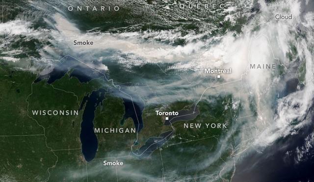 El humo proveniente de los incendios forestales de Canadá puso bajo alerta a Nueva York justo en la semana de la final del Mundial entre Argentina y España. Aunque los pronósticos indican que las condiciones mejorarán antes del domingo gracias a un frente frío y a las lluvias previstas para el sábado, las autoridades estadounidenses monitorean la situación minuto a minuto para garantizar que la calidad del aire sea segura para jugadores y espectadores.