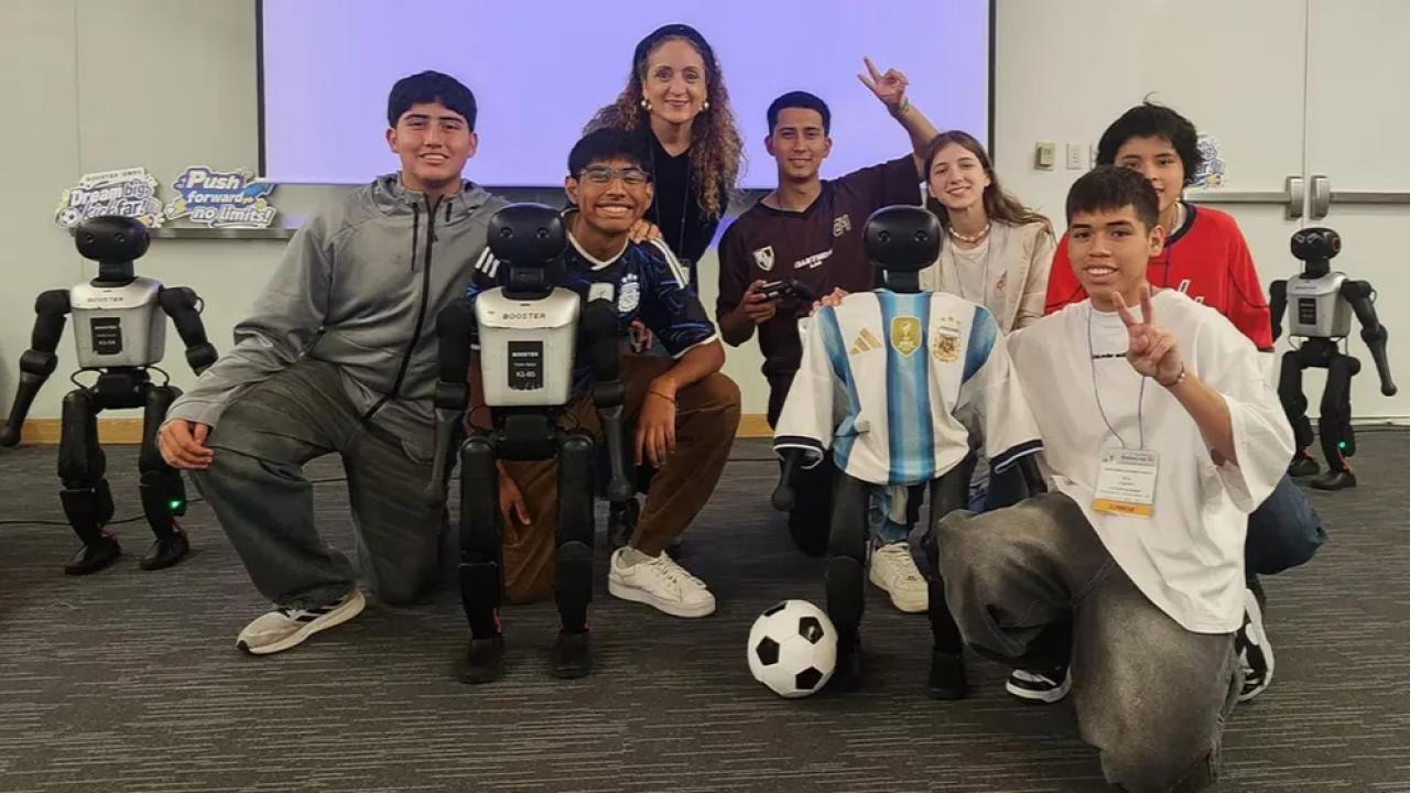 La robótica argentina alcanzó un hito histórico. Un grupo de estudiantes del Instituto de Innovación y Tecnología Aplicada (IITA) de Salta obtuvo el primer puesto en una de las pruebas técnicas más exigentes de la RoboCup 2026, el campeonato internacional de robótica e inteligencia artificial que este año se desarrolló en Incheon (Songdo), Corea del Sur. Se trata de la primera vez que un equipo argentino consigue este logro en la categoría de fútbol autónomo.