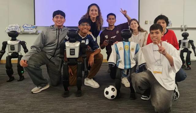 La robótica argentina alcanzó un hito histórico. Un grupo de estudiantes del Instituto de Innovación y Tecnología Aplicada (IITA) de Salta obtuvo el primer puesto en una de las pruebas técnicas más exigentes de la RoboCup 2026, el campeonato internacional de robótica e inteligencia artificial que este año se desarrolló en Incheon (Songdo), Corea del Sur. Se trata de la primera vez que un equipo argentino consigue este logro en la categoría de fútbol autónomo.