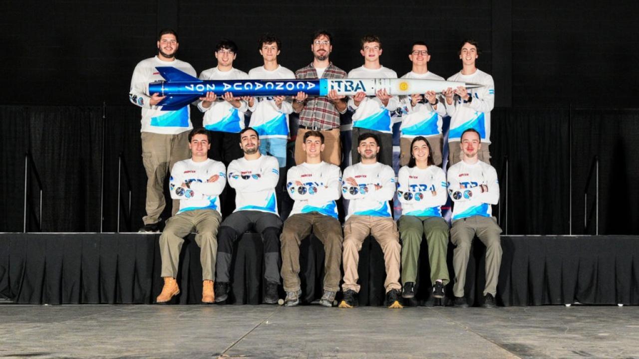 Con su cohete supersónico Aconcagua, más de 60 estudiantes del Instituto Tecnológico de Buenos Aires obtuvieron el primer puesto en Diseño y Construcción en la International Rocket Engineering Competition (IREC) 2026, disputada en Texas. El proyecto también alcanzó el séptimo lugar en su categoría de vuelo y consolida al ITBA entre los equipos universitarios de referencia en ingeniería aeroespacial.