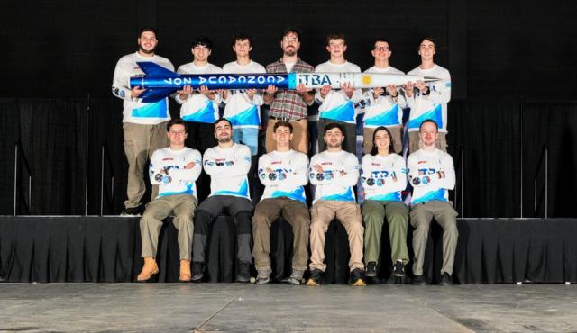 Con su cohete supersónico Aconcagua, más de 60 estudiantes del Instituto Tecnológico de Buenos Aires obtuvieron el primer puesto en Diseño y Construcción en la International Rocket Engineering Competition (IREC) 2026, disputada en Texas. El proyecto también alcanzó el séptimo lugar en su categoría de vuelo y consolida al ITBA entre los equipos universitarios de referencia en ingeniería aeroespacial.