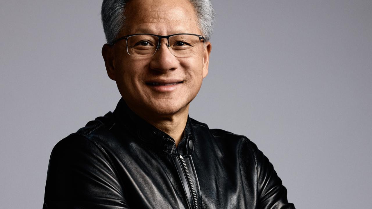Jensen Huang aseguró que la inteligencia artificial no provocará el fin de la humanidad ni eliminará la mitad de los empleos. También advirtió que una regulación basada en escenarios extremos podría frenar la adopción tecnológica y debilitar la competitividad de Estados Unidos.