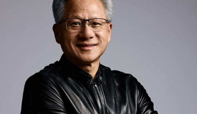 Jensen Huang aseguró que la inteligencia artificial no provocará el fin de la humanidad ni eliminará la mitad de los empleos. También advirtió que una regulación basada en escenarios extremos podría frenar la adopción tecnológica y debilitar la competitividad de Estados Unidos.