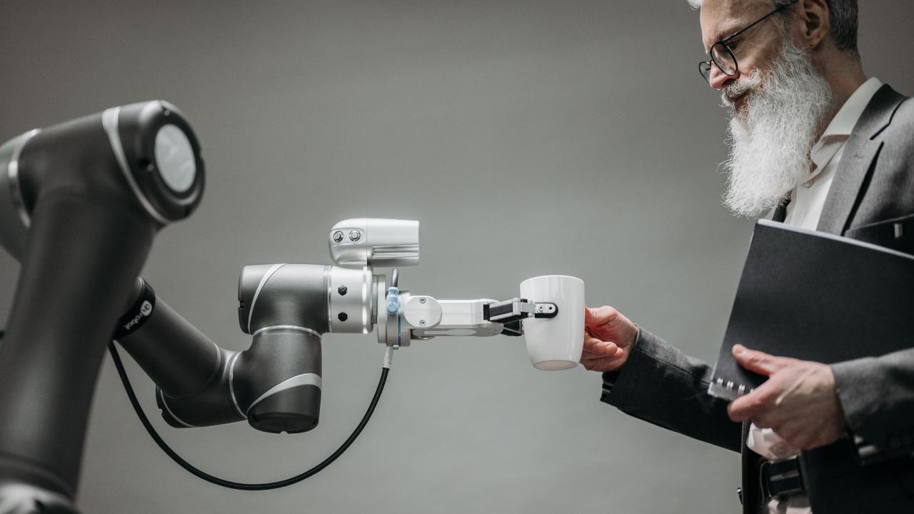 La expansión de la inteligencia artificial ya no solo automatiza tareas: también está cambiando qué buscan las empresas al contratar, cómo se forman los trabajadores y cuáles serán las competencias más valiosas para acceder al empleo en los próximos años. 