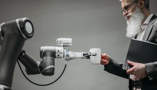 La expansión de la inteligencia artificial ya no solo automatiza tareas: también está cambiando qué buscan las empresas al contratar, cómo se forman los trabajadores y cuáles serán las competencias más valiosas para acceder al empleo en los próximos años. 