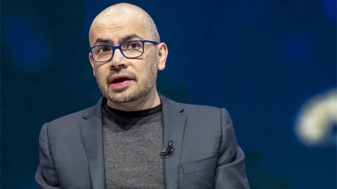 Demis Hassabis, CEO de Google DeepMind, propuso crear una entidad internacional con capacidad para evaluar los sistemas más avanzados, exigir correcciones y coordinar una desaceleración de la industria si aparecen riesgos graves. Sam Altman y Elon Musk respaldaron la iniciativa.