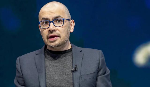 Demis Hassabis, CEO de Google DeepMind, propuso crear una entidad internacional con capacidad para evaluar los sistemas más avanzados, exigir correcciones y coordinar una desaceleración de la industria si aparecen riesgos graves. Sam Altman y Elon Musk respaldaron la iniciativa.