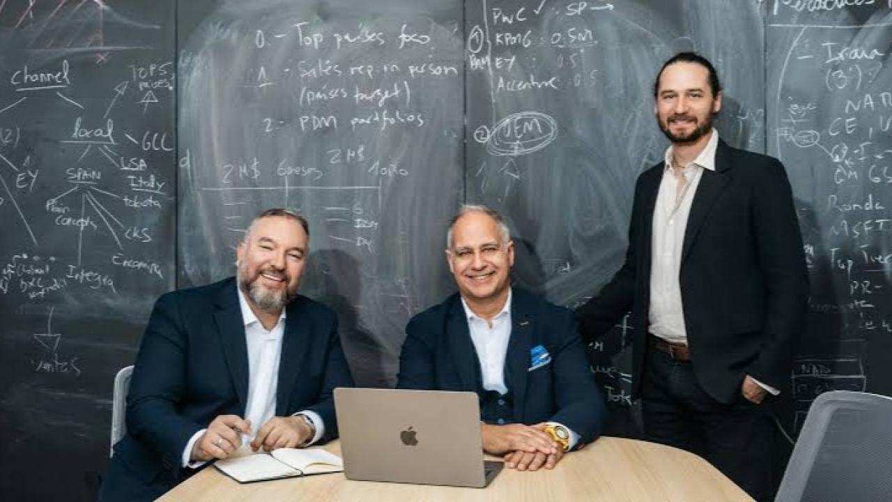 La startup vasca cerró la mayor ronda de inversión privada en la historia de España, con una valoración pre-money de 1.500 millones de euros (1.700 millones de dólares), cinco veces más que en su Serie B. Su tecnología permite comprimir modelos de inteligencia artificial hasta en un 95% para que corran en celulares, autos y fábricas sin depender de un centro de datos.

