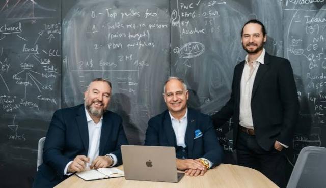 La startup vasca cerró la mayor ronda de inversión privada en la historia de España, con una valoración pre-money de 1.500 millones de euros (1.700 millones de dólares), cinco veces más que en su Serie B. Su tecnología permite comprimir modelos de inteligencia artificial hasta en un 95% para que corran en celulares, autos y fábricas sin depender de un centro de datos.
