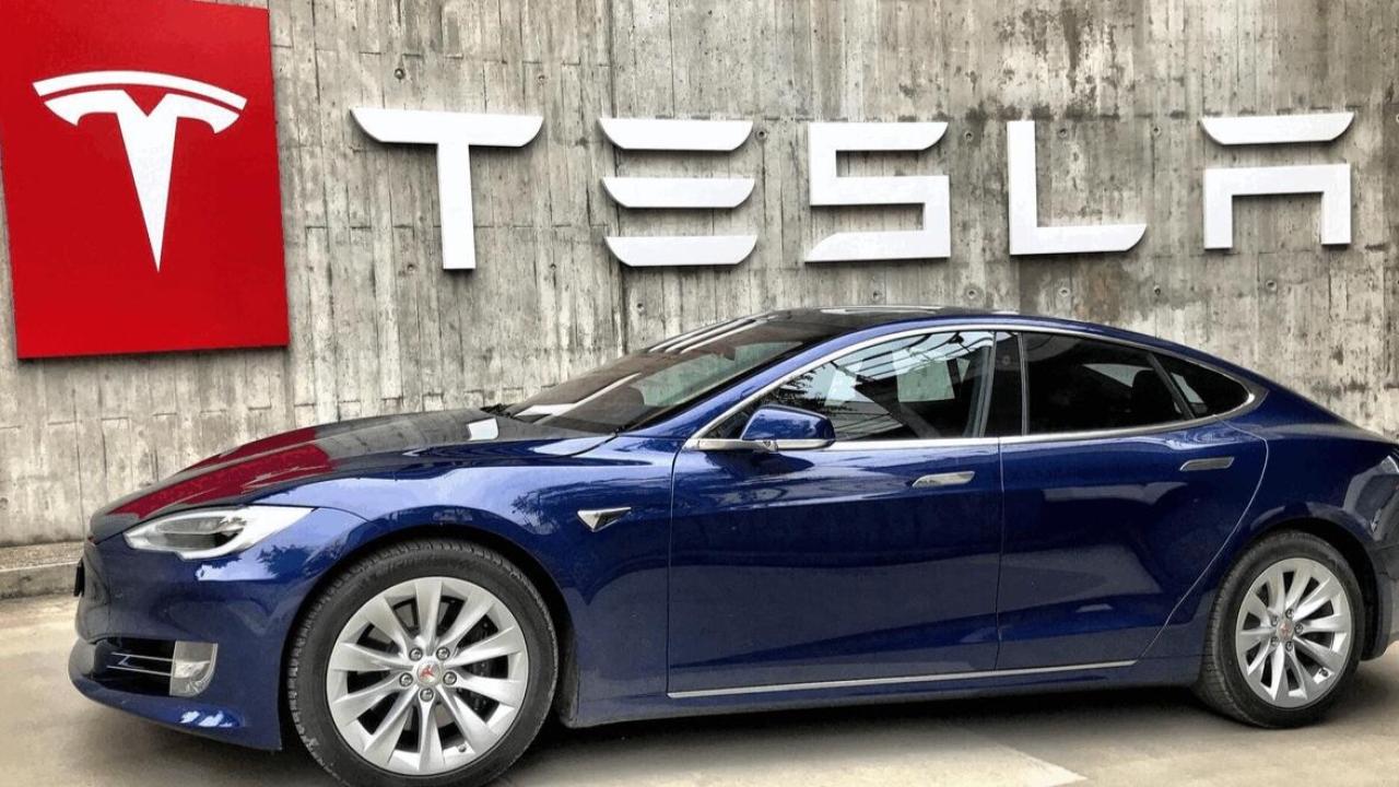 La compañía de Elon Musk constituyó su filial local y prepara una red de carga rápida junto con YPF. La venta oficial de vehículos comenzaría en 2027, aunque los aranceles podrían colocar sus modelos en un segmento de precios elevados.