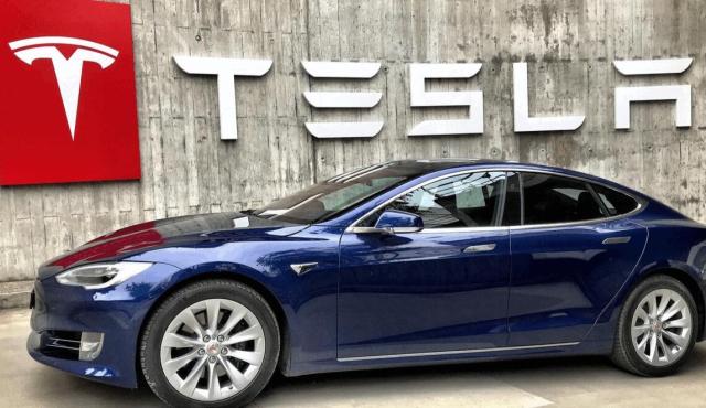 La compañía de Elon Musk constituyó su filial local y prepara una red de carga rápida junto con YPF. La venta oficial de vehículos comenzaría en 2027, aunque los aranceles podrían colocar sus modelos en un segmento de precios elevados.