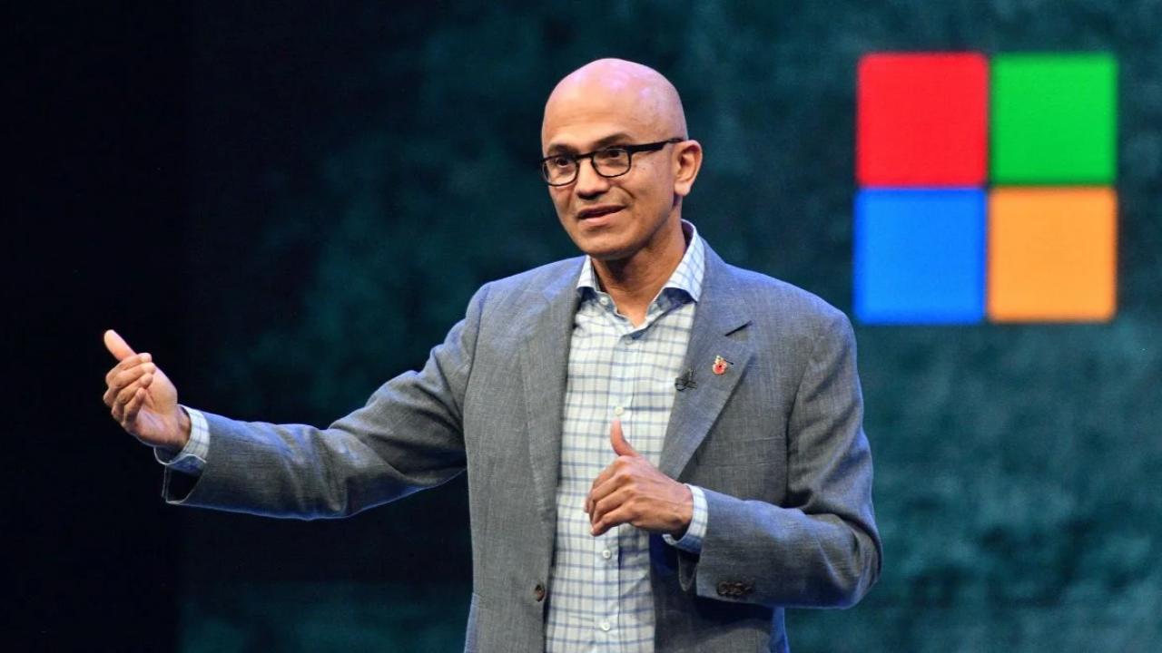 El CEO de Microsoft, Satya Nadella, lanzó una de las advertencias más contundentes hasta el momento sobre la adopción de inteligencia artificial en el mundo corporativo. Según el ejecutivo, las empresas que deleguen toda su estrategia de IA en un único proveedor o laboratorio podrían comprometer su futuro e incluso dejar de ser competitivas.
