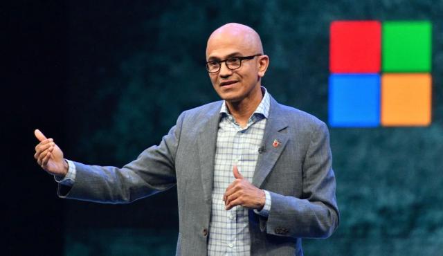El CEO de Microsoft, Satya Nadella, lanzó una de las advertencias más contundentes hasta el momento sobre la adopción de inteligencia artificial en el mundo corporativo. Según el ejecutivo, las empresas que deleguen toda su estrategia de IA en un único proveedor o laboratorio podrían comprometer su futuro e incluso dejar de ser competitivas.