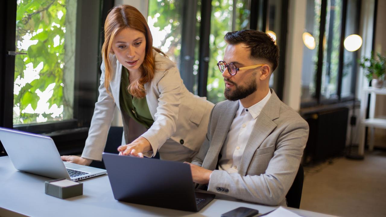 La inteligencia artificial comienza a cambiar uno de los procesos más complejos de la gestión empresarial: la planificación de turnos y la asignación de personal. Tareas que durante años dependieron de planillas de cálculo, experiencia operativa y múltiples ajustes manuales ahora pueden resolverse mediante algoritmos capaces de analizar grandes volúmenes de información, anticipar la demanda y reorganizar recursos en tiempo real.