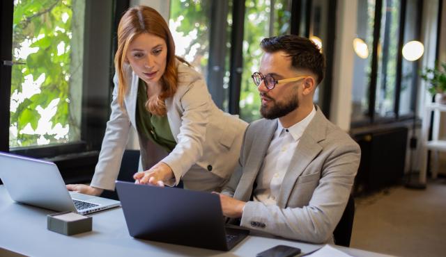 La inteligencia artificial comienza a cambiar uno de los procesos más complejos de la gestión empresarial: la planificación de turnos y la asignación de personal. Tareas que durante años dependieron de planillas de cálculo, experiencia operativa y múltiples ajustes manuales ahora pueden resolverse mediante algoritmos capaces de analizar grandes volúmenes de información, anticipar la demanda y reorganizar recursos en tiempo real.