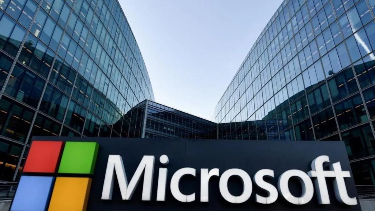 La compañía firmó nuevos contratos para centros de datos con el objetivo de acelerar el crecimiento de Azure y responder a la creciente demanda de inteligencia artificial. En paralelo, presentó resultados récord, con un fuerte crecimiento de su negocio en la nube y más de 30 millones de usuarios pagos de Microsoft 365 Copilot.