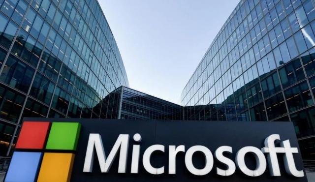 La compañía firmó nuevos contratos para centros de datos con el objetivo de acelerar el crecimiento de Azure y responder a la creciente demanda de inteligencia artificial. En paralelo, presentó resultados récord, con un fuerte crecimiento de su negocio en la nube y más de 30 millones de usuarios pagos de Microsoft 365 Copilot.