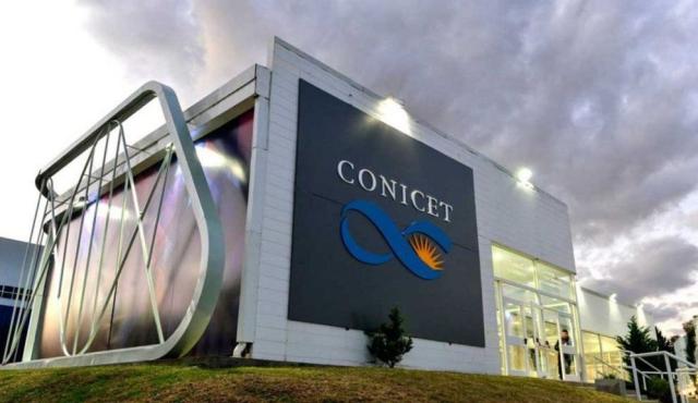 Más de 2.600 científicos de distintos países, entre ellos 25 premios Nobel, firmaron una carta abierta para reclamar al presidente Javier Milei que detenga los recortes al sistema científico y tecnológico argentino. El documento advierte que el país atraviesa un proceso de deterioro que podría comprometer capacidades estratégicas construidas durante décadas.