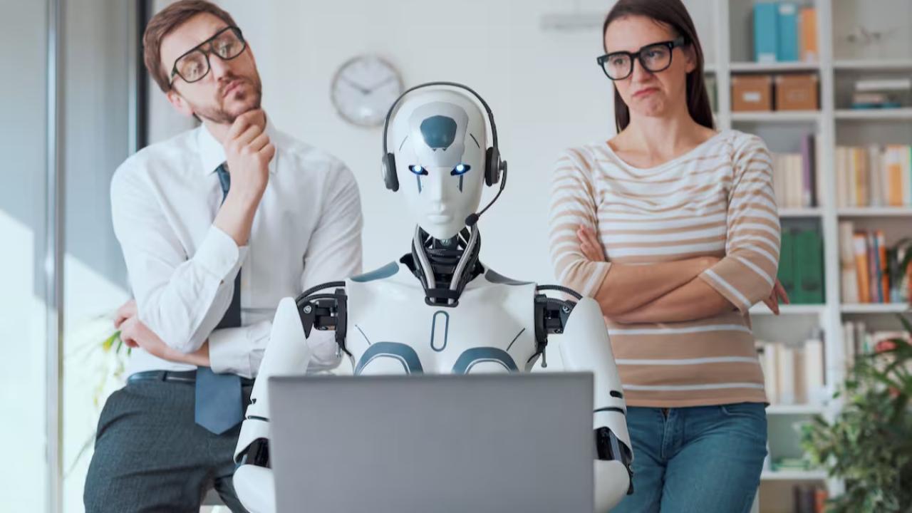 La automatización ya no solo reemplaza tareas repetitivas: también modifica el ingreso al mercado laboral, la selección de personal y la capacitación. Pensamiento crítico, adaptación y capacidad para validar resultados se convierten en competencias esenciales.