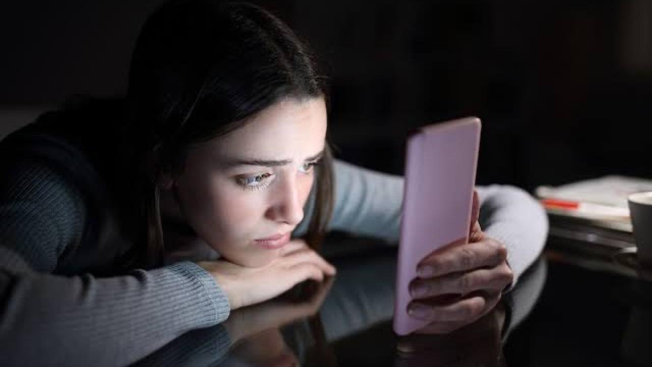 La primera restricción nacional para usuarios menores de 16 años eliminó millones de cuentas, pero no consiguió sacar a los adolescentes de las plataformas. Controles débiles, perfiles falsos y cuentas prestadas muestran los límites de verificar la edad en internet.