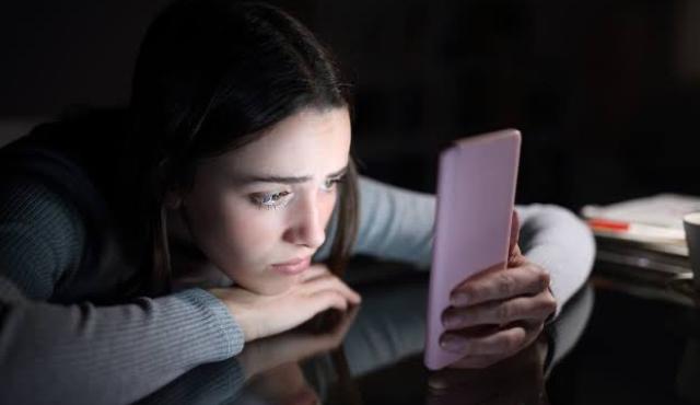 La primera restricción nacional para usuarios menores de 16 años eliminó millones de cuentas, pero no consiguió sacar a los adolescentes de las plataformas. Controles débiles, perfiles falsos y cuentas prestadas muestran los límites de verificar la edad en internet.