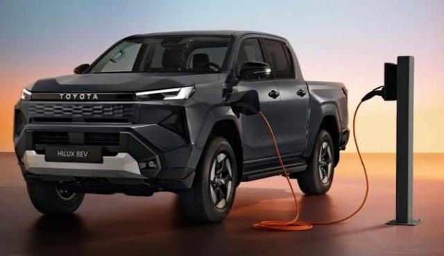 Toyota ya produce una versión eléctrica de la Hilux en Tailandia y aunque distintos medios anticipan que podría fabricarse en Zárate, hasta el momento la automotriz no anunció oficialmente su producción en Argentina.