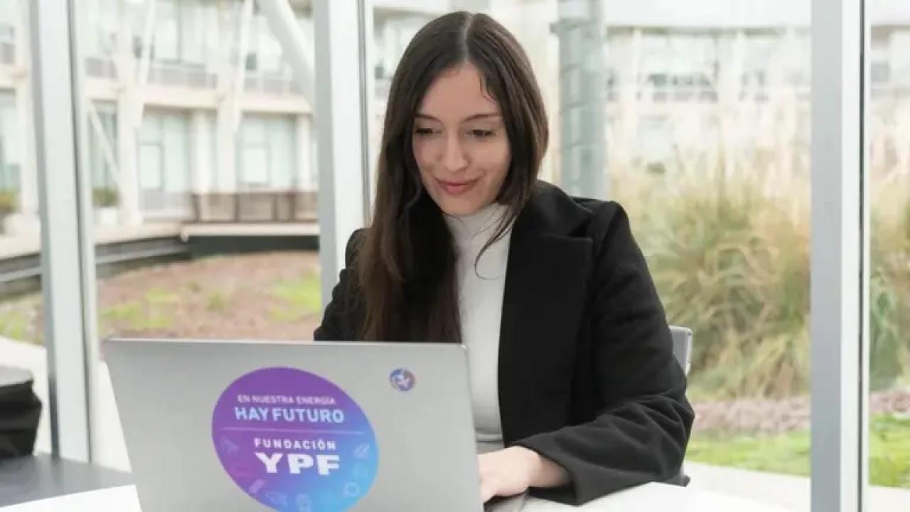 Fundación YPF mantiene abierta una propuesta de capacitaciones gratuitas y 100% online para quienes quieran aprender nuevas herramientas digitales desde su casa. La oferta incluye cursos de inteligencia artificial, ciberseguridad, Excel y Power BI, además de programas más extensos relacionados con programación y ciencia de datos.