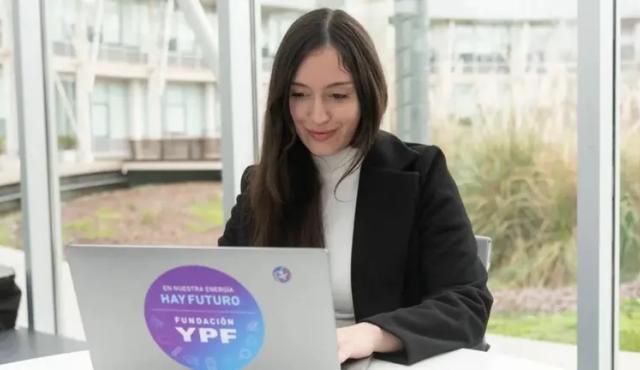 Fundación YPF mantiene abierta una propuesta de capacitaciones gratuitas y 100% online para quienes quieran aprender nuevas herramientas digitales desde su casa. La oferta incluye cursos de inteligencia artificial, ciberseguridad, Excel y Power BI, además de programas más extensos relacionados con programación y ciencia de datos.